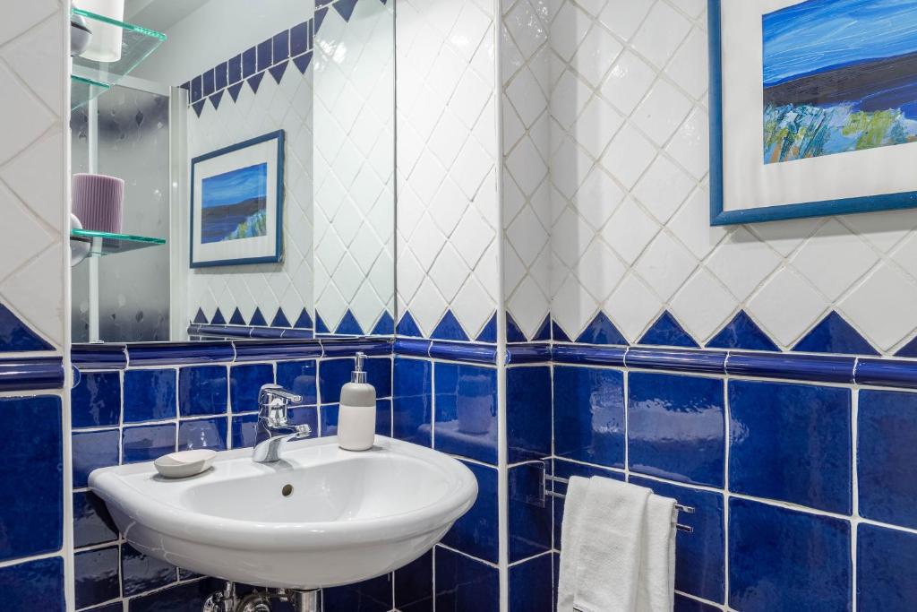 Kúpeľňa v ubytovaní Luxury 350 Sq Mt flat with Terrace central Trieste