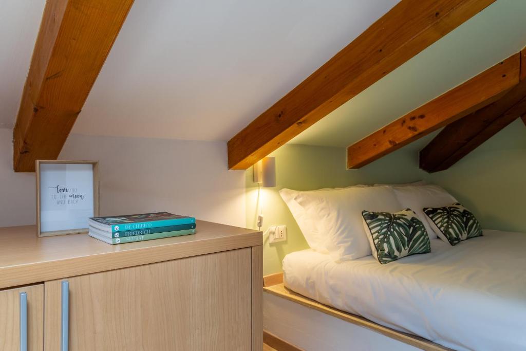 Posteľ alebo postele v izbe v ubytovaní Luxury 350 Sq Mt flat with Terrace central Trieste