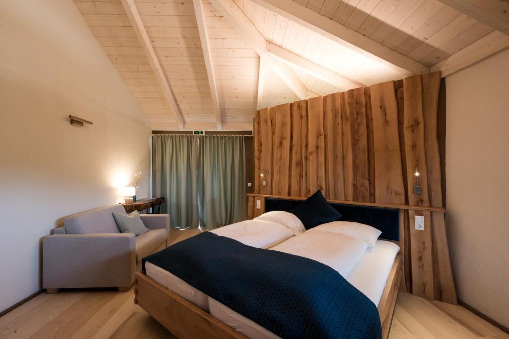 A bed or beds in a room at Weingut Georgium