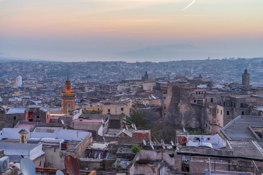 Nespecifikovaný výhled na destinaci Fès nebo výhled na město při pohledu z riadu