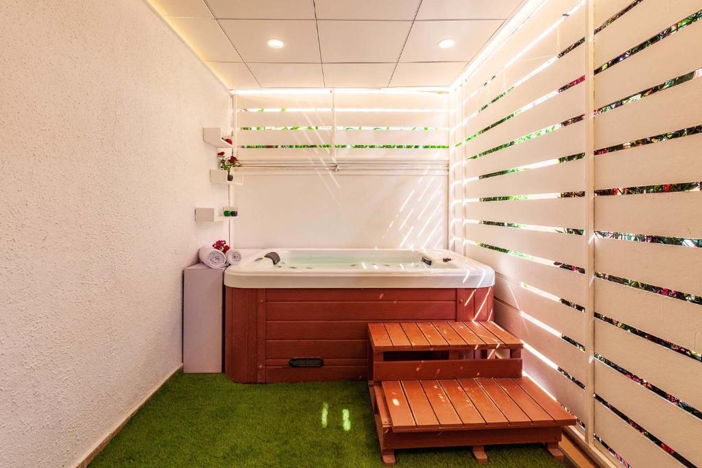 StayVista's Serene Nook - Pet-Friendly Villa with Jacuzzi & Terrace - Villa De Una Habitación