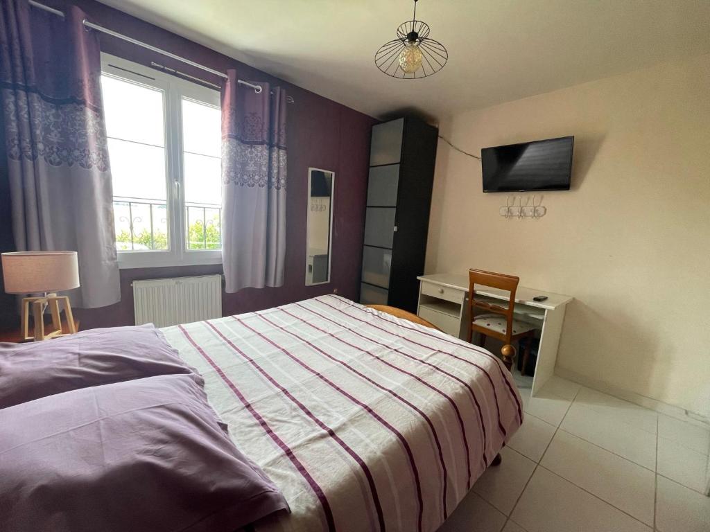 TV a/nebo společenská místnost v ubytování Chambre d'hôte