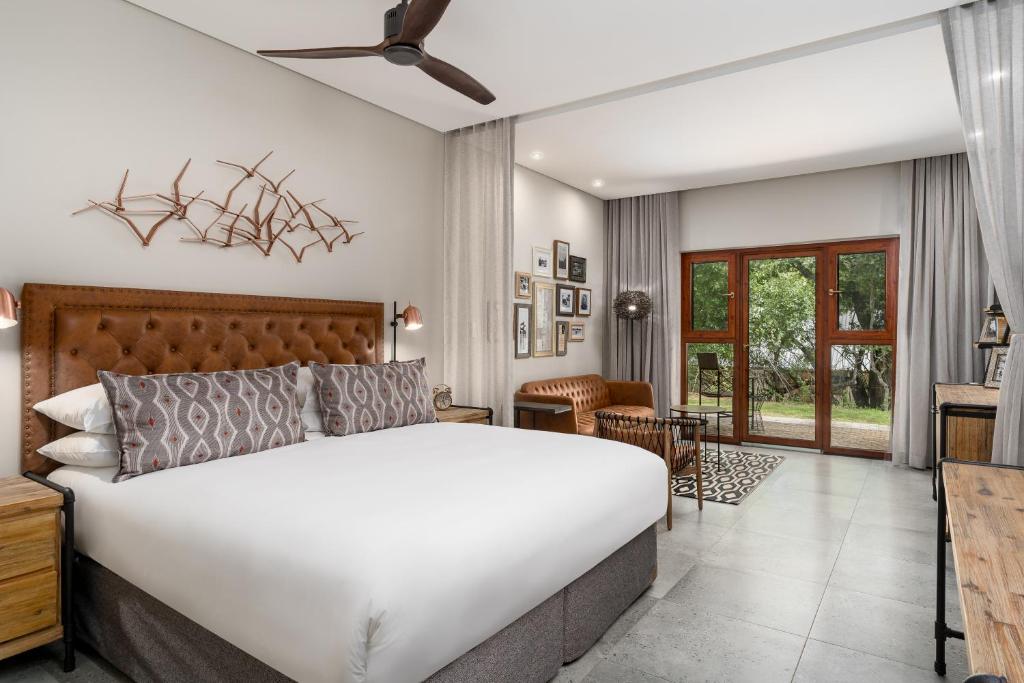 Una cama o camas en una habitación de Kruger Gate Hotel