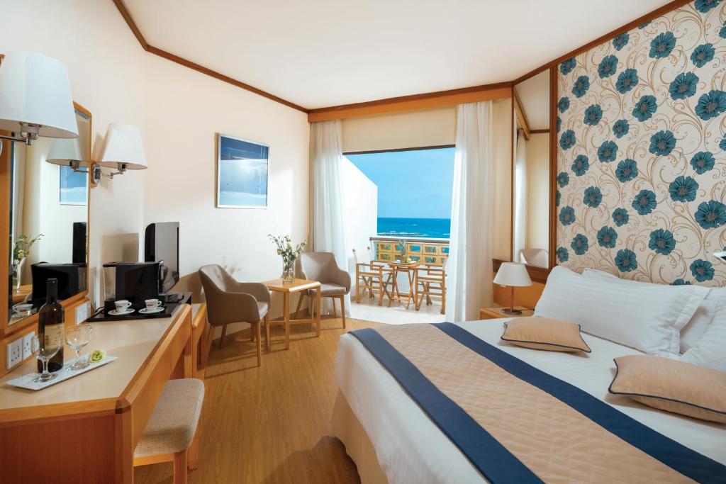 Constantinou Bros Athena Royal Beach Hotel - 