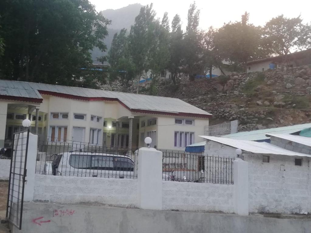 Royal Cottage Hotel And Restaurant - Housity