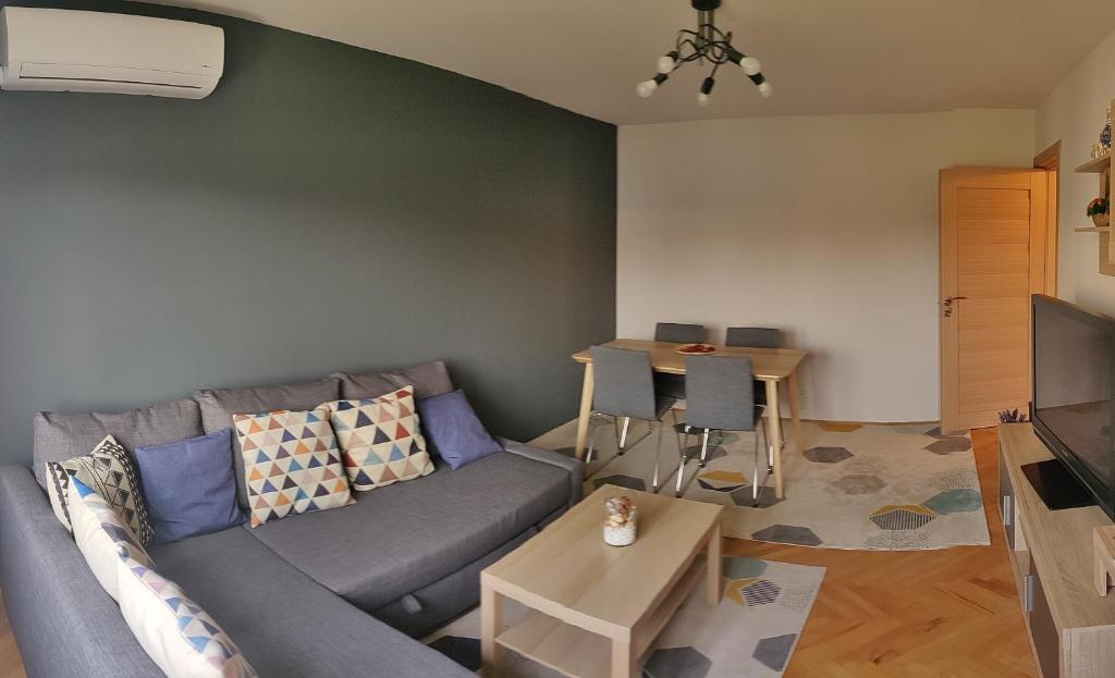 - un salon avec un canapé et une table dans l'établissement Modern and Cozy Apartment, à Piteşti