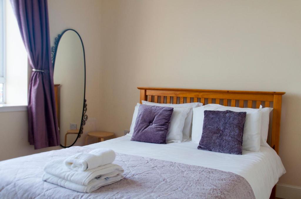 מיטה או מיטות בחדר ב-Stunning View - Jura - Private Members Club