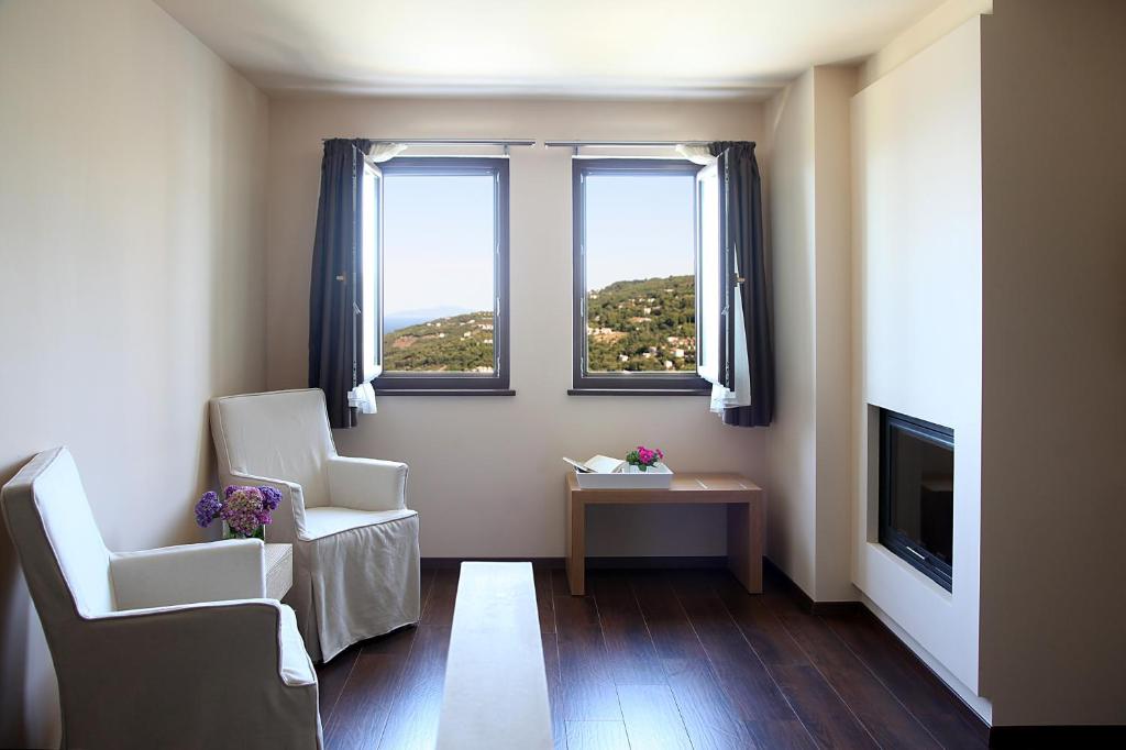 Khu vực ghế ngồi tại Theta Hotel Pelion