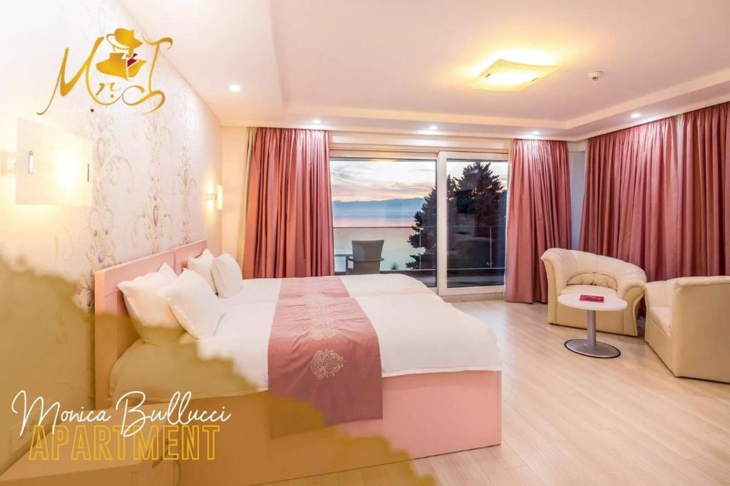 Cette chambre comprend un lit et une grande fenêtre. dans l'établissement Mr.I Boutique Hotel & Bar, à Ohrid