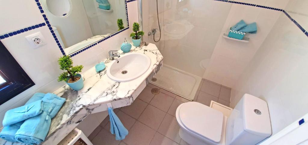 A bathroom at Ferienhaus PARADISE Costa Calma - max. 4 Personen - WiFi - Pool