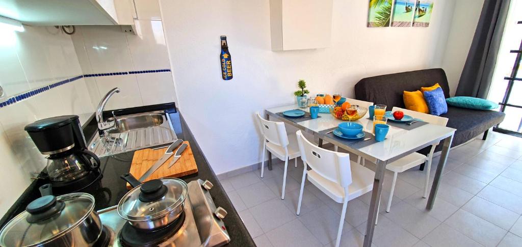 A kitchen or kitchenette at Ferienhaus PARADISE Costa Calma - max. 4 Personen - WiFi - Pool