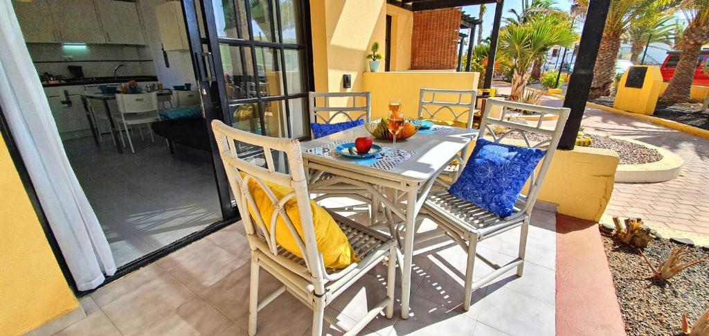 A seating area at Ferienhaus PARADISE Costa Calma - max. 4 Personen - WiFi - Pool