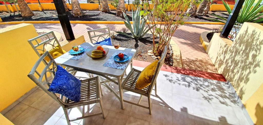 A restaurant or other place to eat at Ferienhaus PARADISE Costa Calma - max. 4 Personen - WiFi - Pool