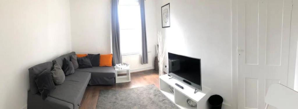 Entire 2 Bed-Room Flat Near Portobello Market