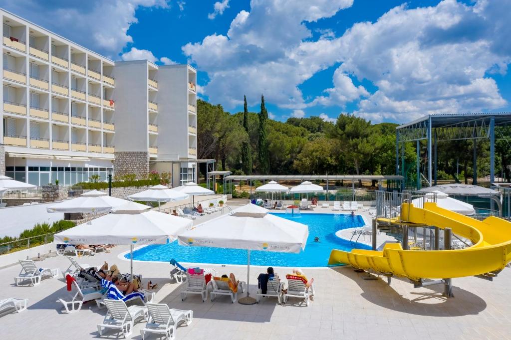 Bazén v ubytování Family Hotel Adria - All inclusive nebo v jeho okolí