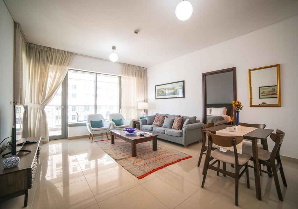 Posezení v ubytování Nasma Luxury Stays - Fancy Apartment With Balcony Near Burj Khalifa