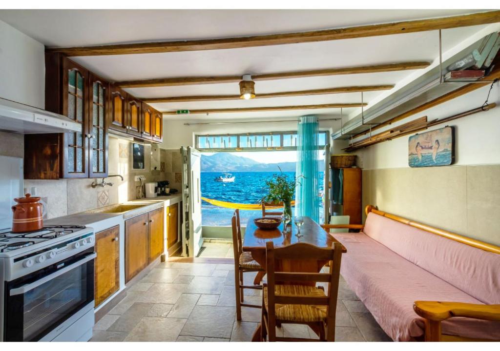 Kuchyň nebo kuchyňský kout v ubytování Kalimera & Apoplous boathouse