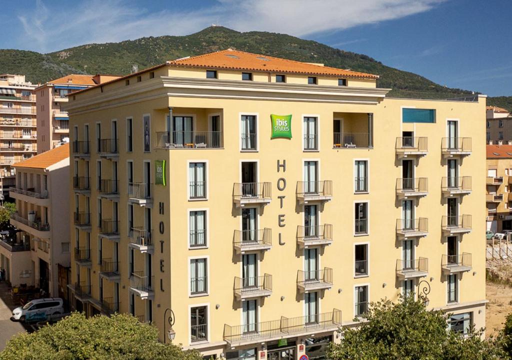 Nespecifikovaný výhled na hory nebo výhled na hory při pohledu z hotelu