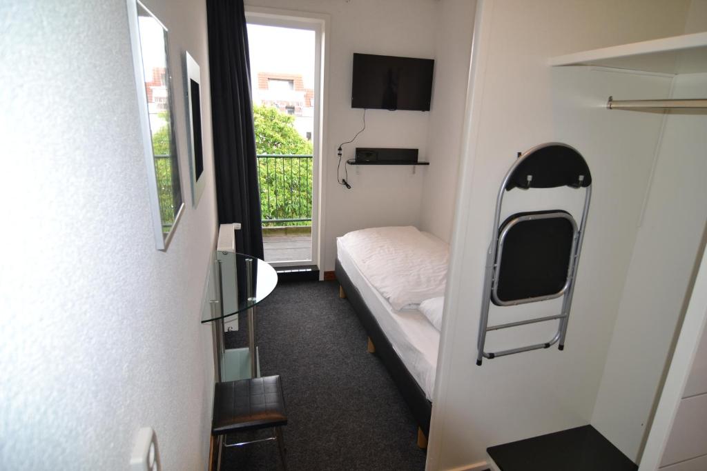 
Standard Single Room with Shared Bathroom
