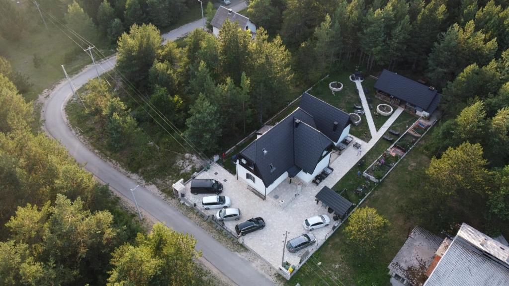 une vue aérienne sur une maison avec un parking dans l'établissement House Maka, à Rudanovac