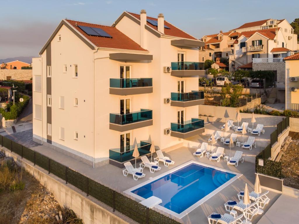 A view of the pool at Apartments BlueView or nearby