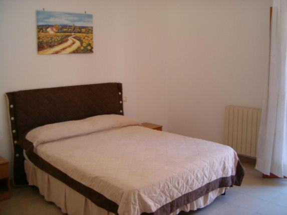 カステッランマーレ・デル・ゴルフォにあるCasa Del Generaleのベッドルーム1室(ベッド1台付)が備わります。壁には絵画が飾られています。