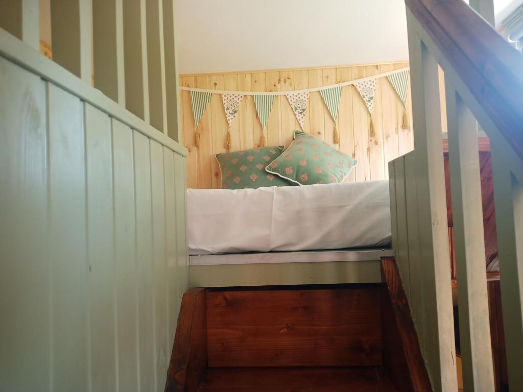 Postel nebo postele na pokoji v ubytování Glasson Glamping Farm