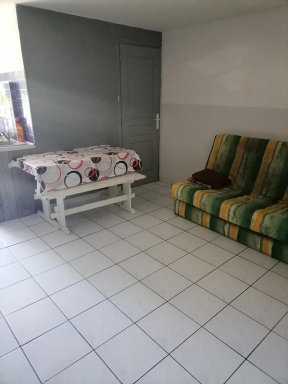 - une chambre avec une table et 2 lits dans l'établissement jolie appartement proche du parc des expositions, à Avignon