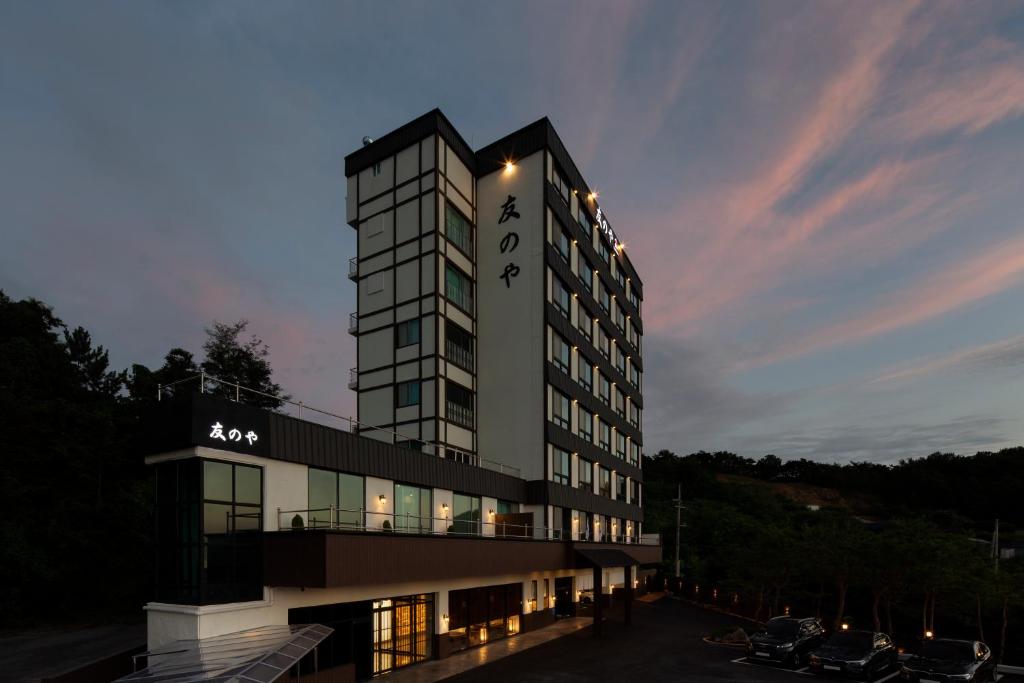 a building with a sign on the side of it at Tomonoya Hotel & Ryokan Daecheon in Boryeong