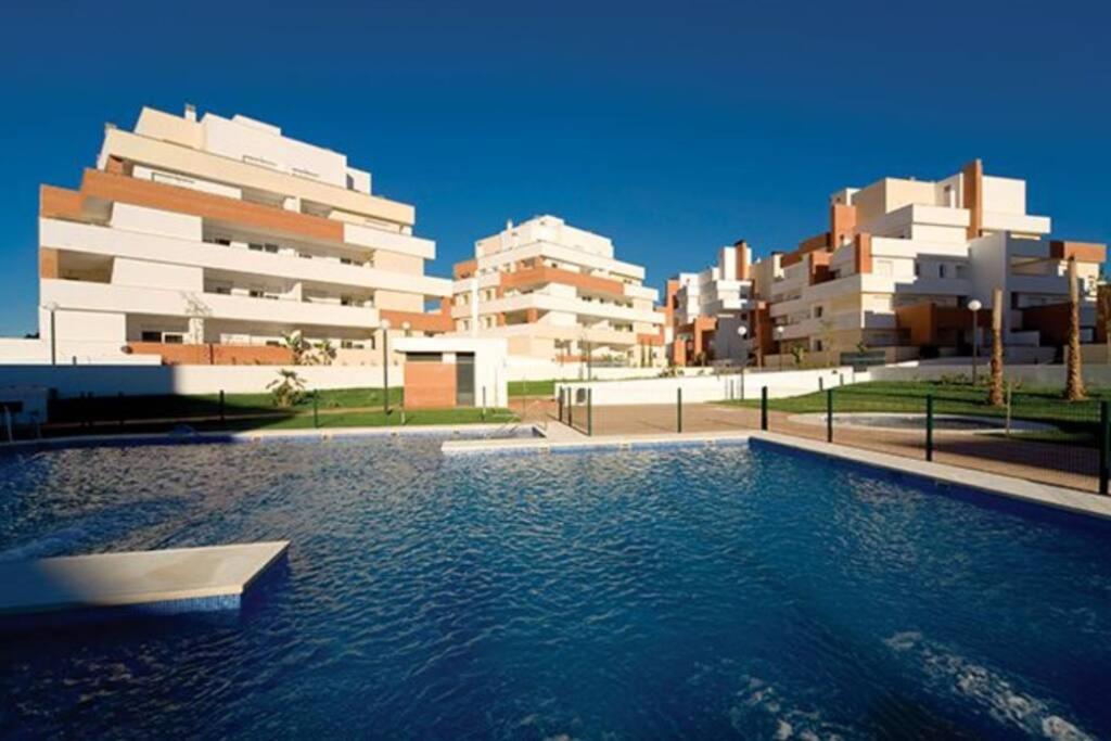 ein großer Pool vor einigen Gebäuden in der Unterkunft Playa Serena - Mar y Golf in Roquetas de Mar