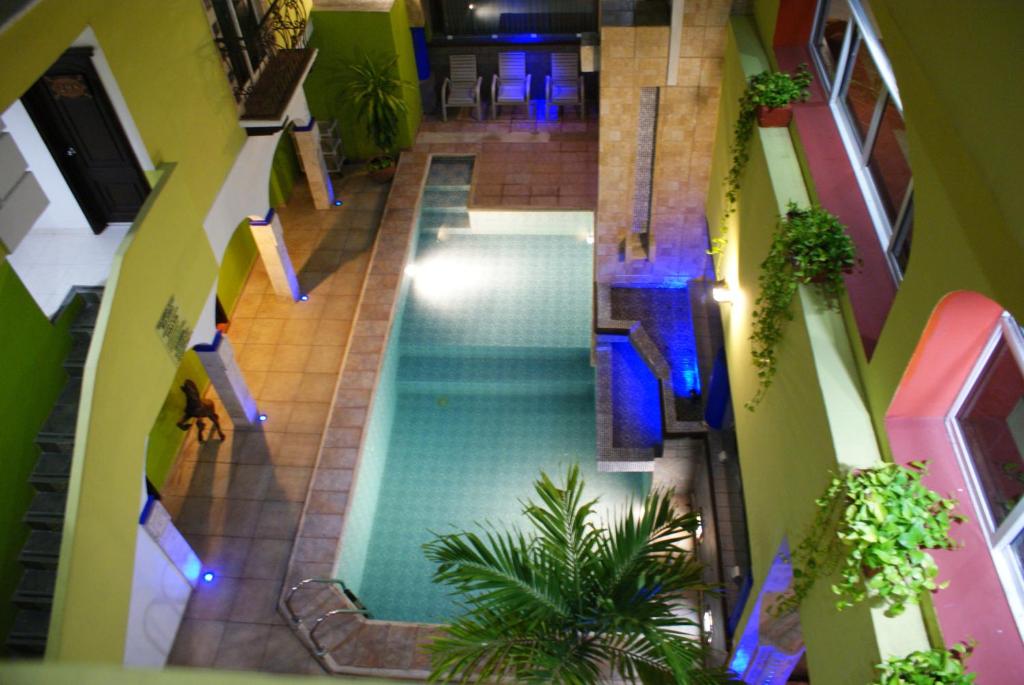Bazén v ubytování Suites Flamboyanes nebo v jeho okolí