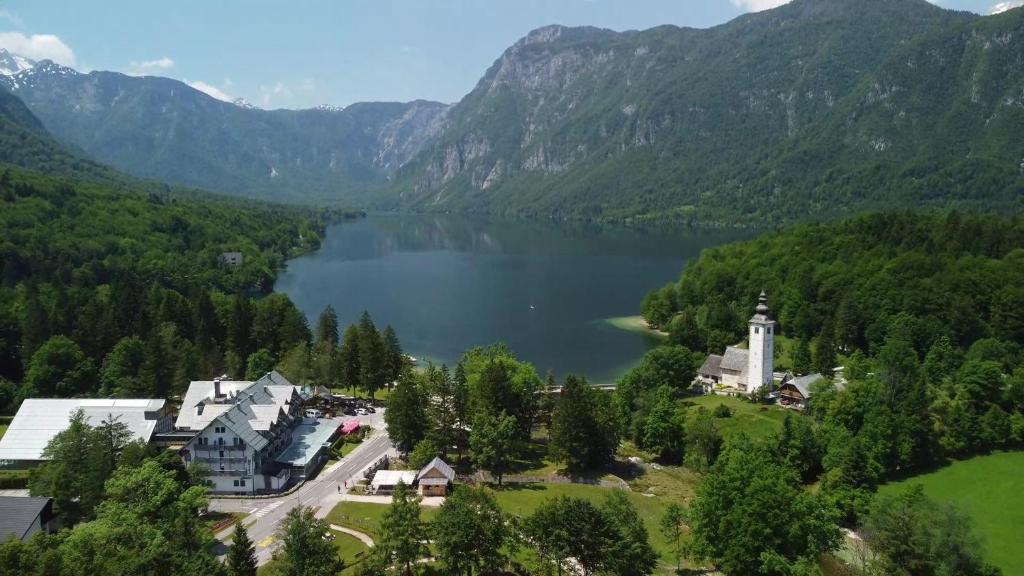 Et luftfoto af Hotel Jezero