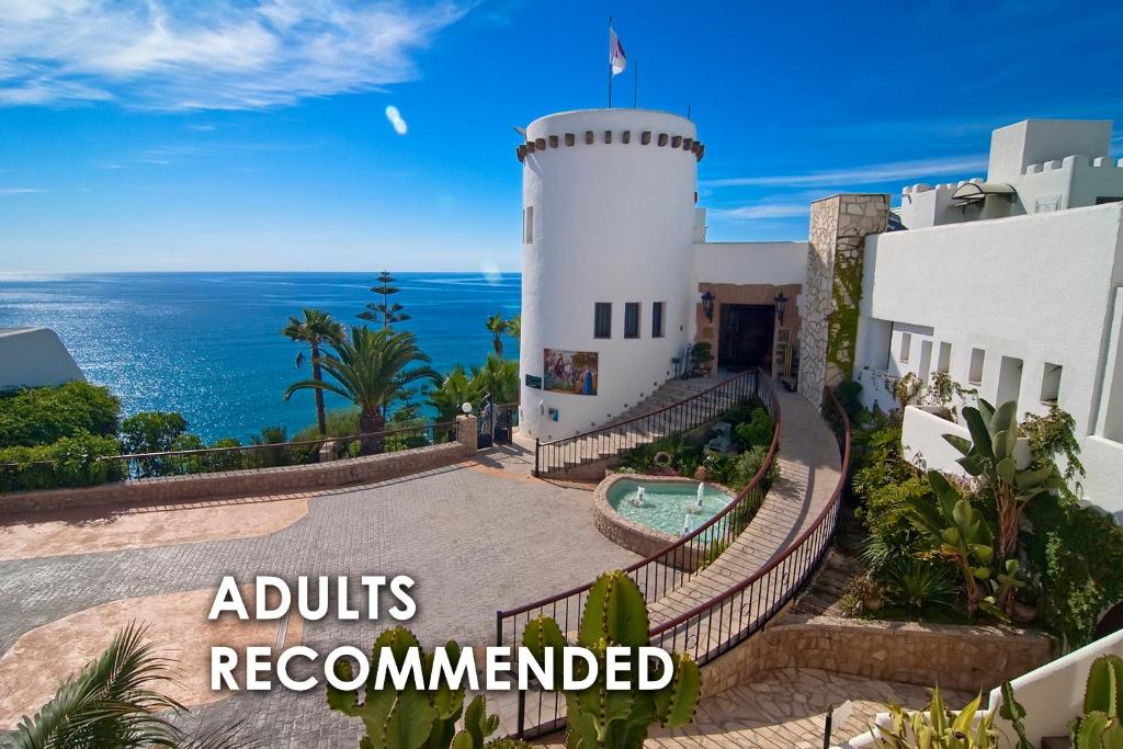 un edificio con un faro y las palabras recomendadas por los adultos en Hotel Servigroup Montíboli, en Villajoyosa