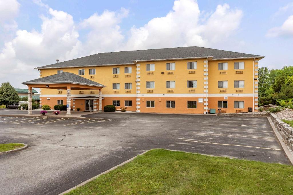 un gran edificio amarillo con aparcamiento en Comfort Inn Muscatine near Hwy 61, en Muscatine