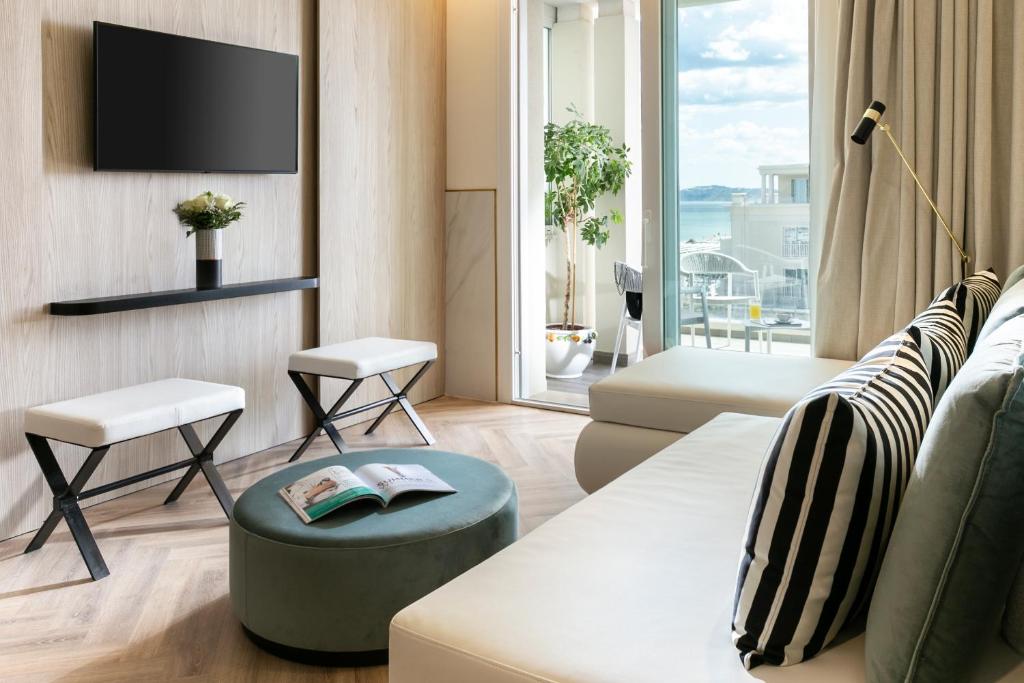 TV a/nebo společenská místnost v ubytování Hotel Ambasciatori