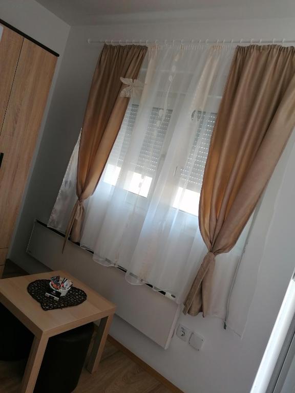 Ένα ή περισσότερα κρεβάτια σε δωμάτιο στο Prenoćište Vojkić