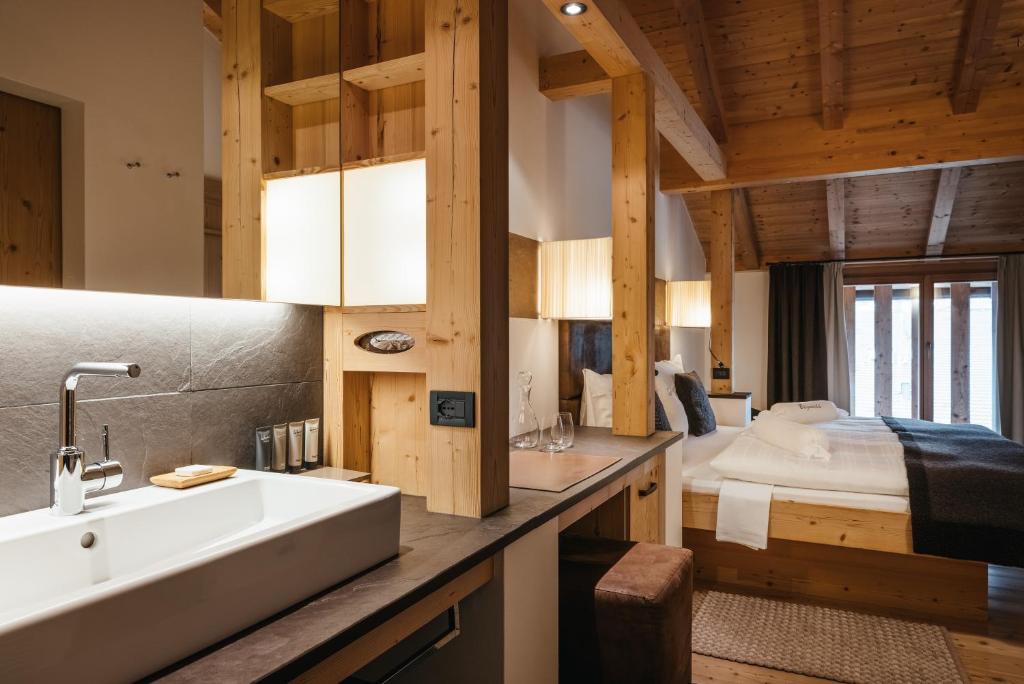 Postel nebo postele na pokoji v ubytování Lagació Hotel Mountain Residence