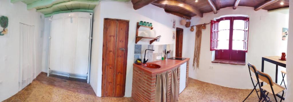 ein Bad mit einem Waschbecken im Zimmer in der Unterkunft La Morada de Higuera in Higuera de la Sierra