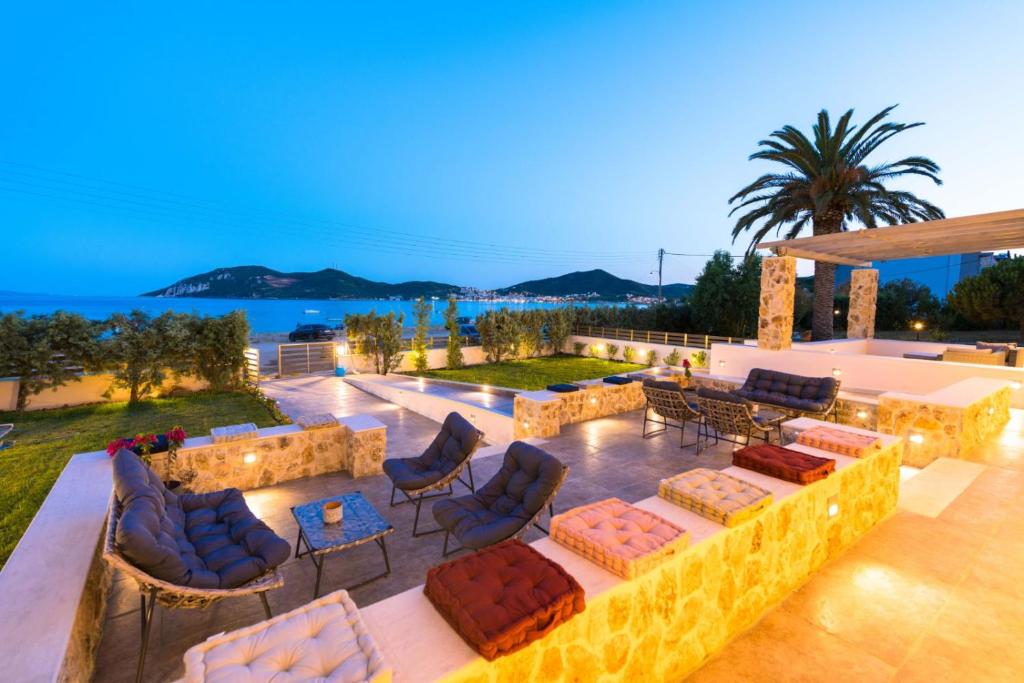 een gemeubileerde patio met uitzicht op de oceaan bij Steleni Seaside Apartments in Iraklitsa