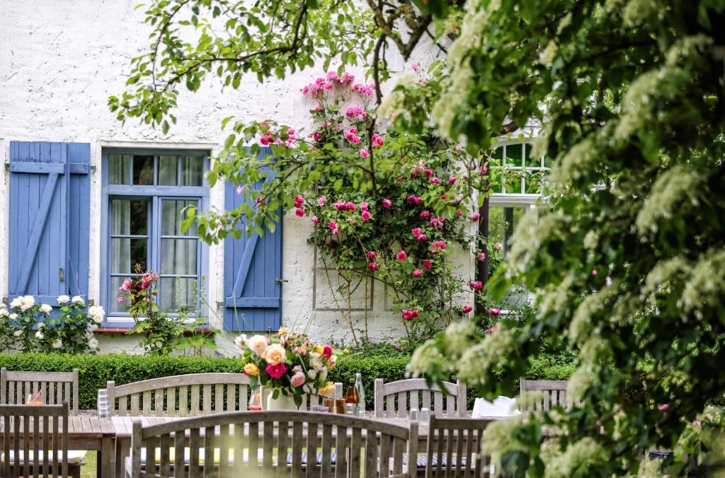 una mesa con flores frente a una casa en Landhaus einer Malerin, en Poseritz