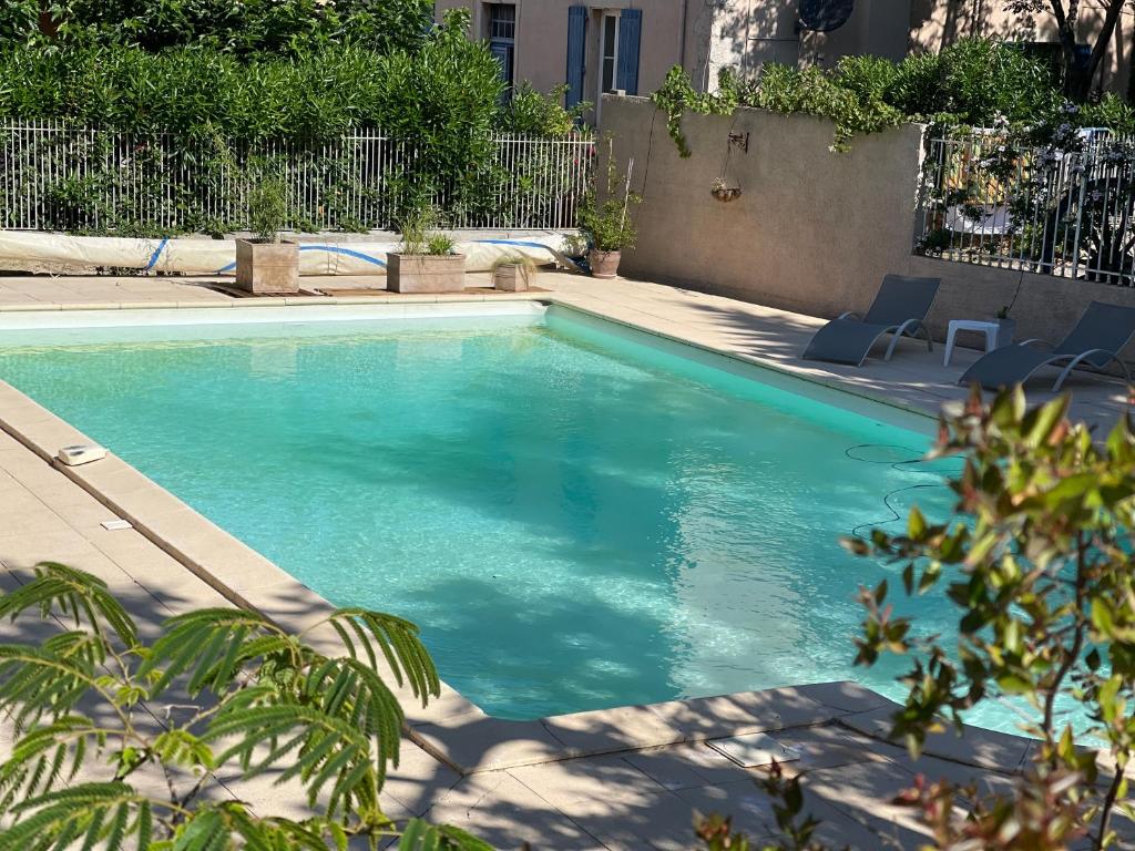 una piscina de agua azul en un patio en Montagne d'Alaric en Moux
