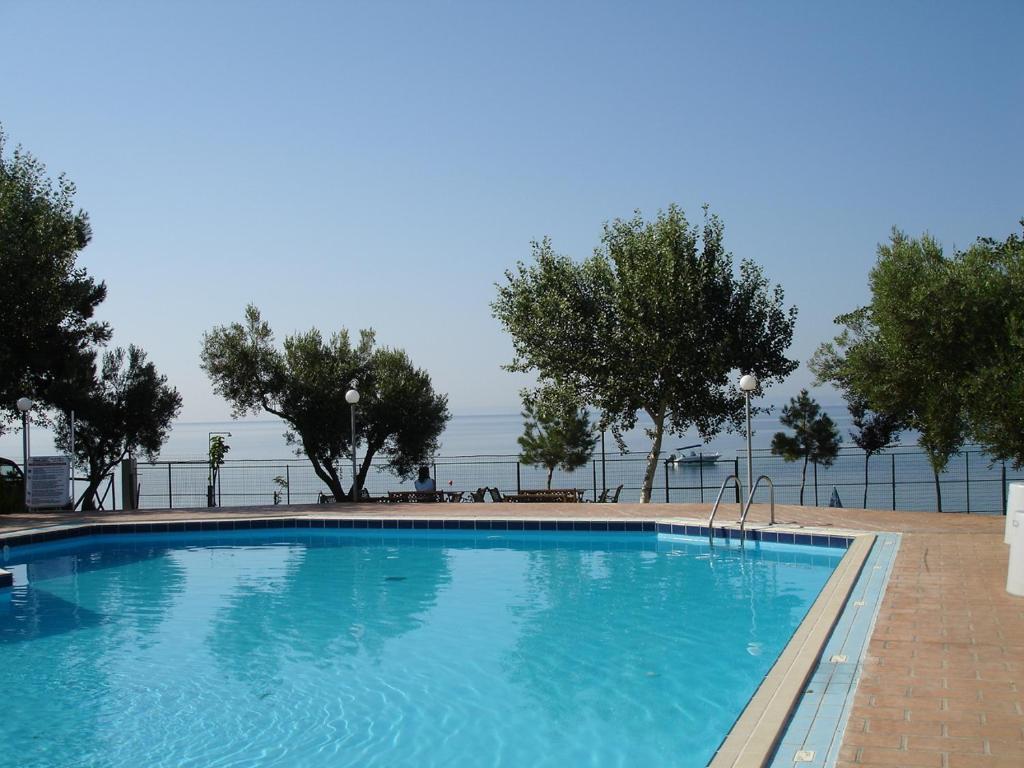 Bazén v ubytování Bungalows Camping Kouyoni nebo v jeho okolí