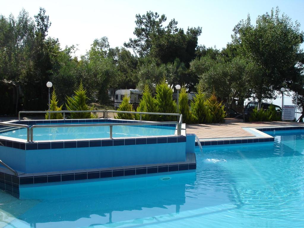 Bazén v ubytování Bungalows Camping Kouyoni nebo v jeho okolí