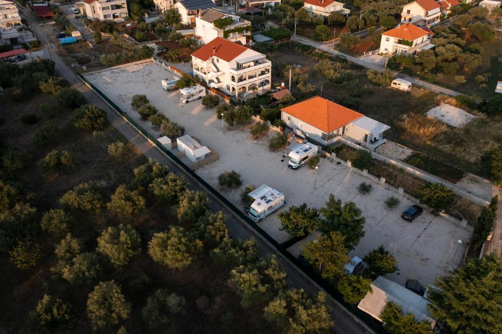 une vue aérienne sur une maison avec un parking dans l'établissement Camping Sukošan Beach, à Sukošan