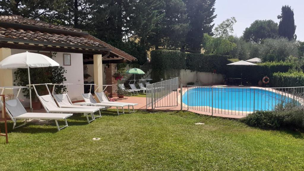 Bazén v ubytovaní AGRITURISMO IL PINO - APPARTAMENTO GINEPRO alebo v jeho blízkosti