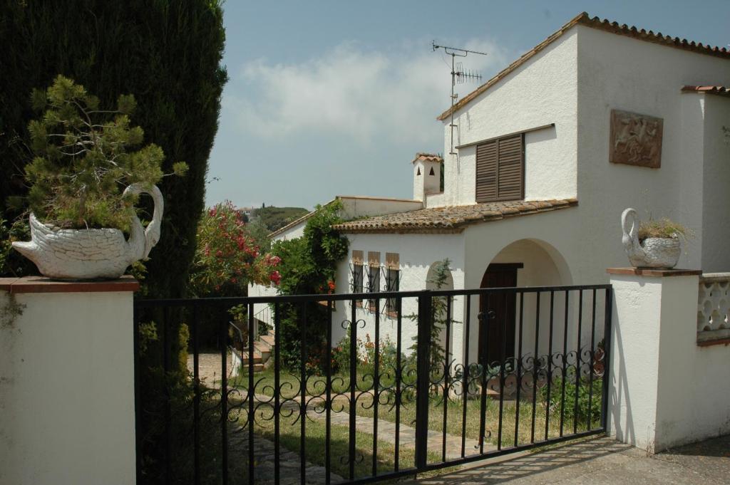 une clôture noire devant une maison blanche dans l'établissement Xicu Moner-Platja d'Aro-Costa Brava, à Platja d'Aro