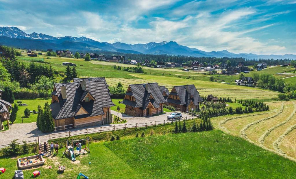 widok z powietrza na dom w polu w obiekcie Chałupki pod Giewontem w Zakopanem