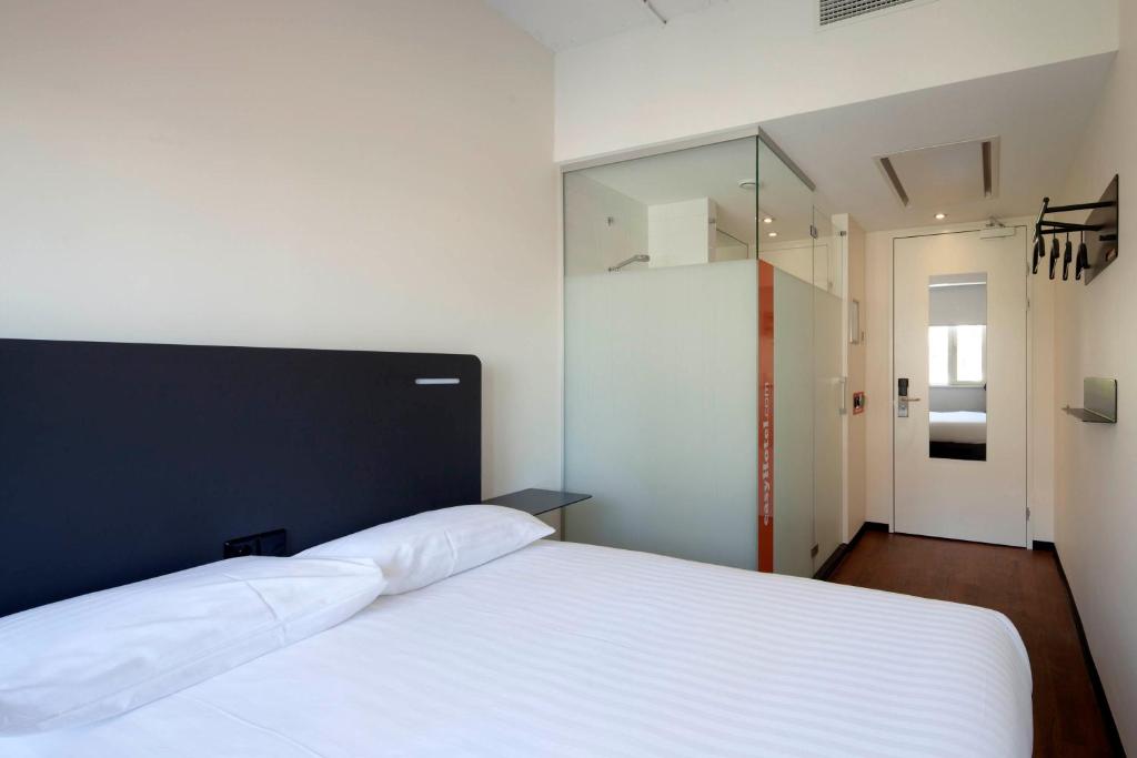 Postel nebo postele na pokoji v ubytování easyHotel The Hague City Centre