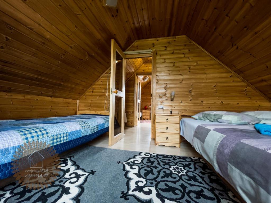 Tempat tidur dalam kamar di Guest house Zvejnieksēta
