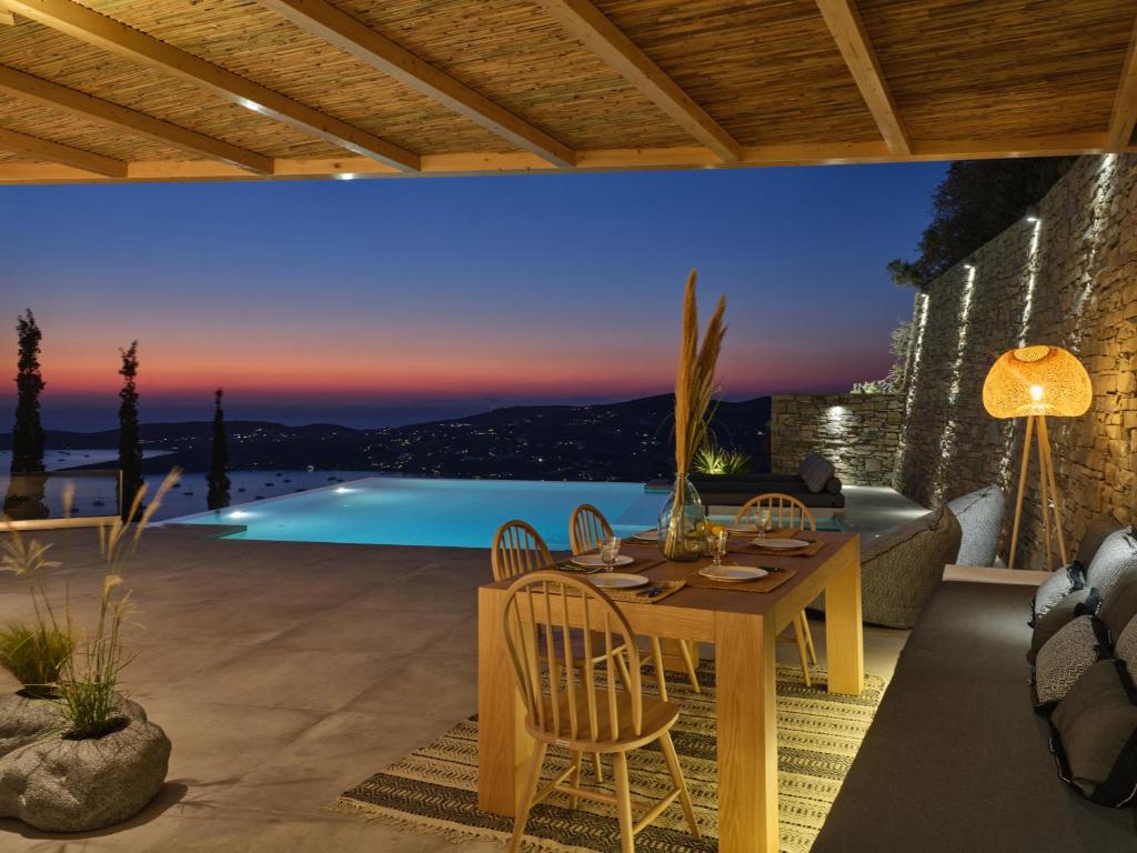 Bazén v ubytování Infinity sea view hillside villa with private pool nebo v jeho okolí
